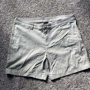 Women’s Eddie Bauer shorts, size 18.